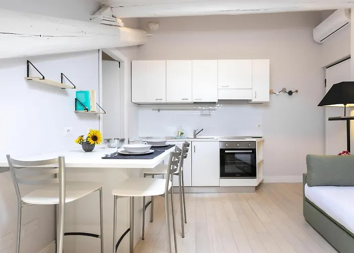Ferrucci 1 Bedroom Attic In By Halldis 아파트 *
