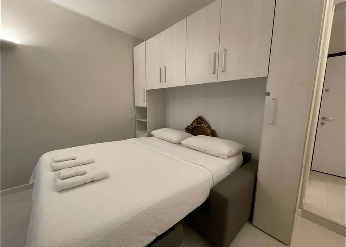 Regina In Sky Santa Giulia - Sky Tv, Wifi E Breakfast Box 公寓