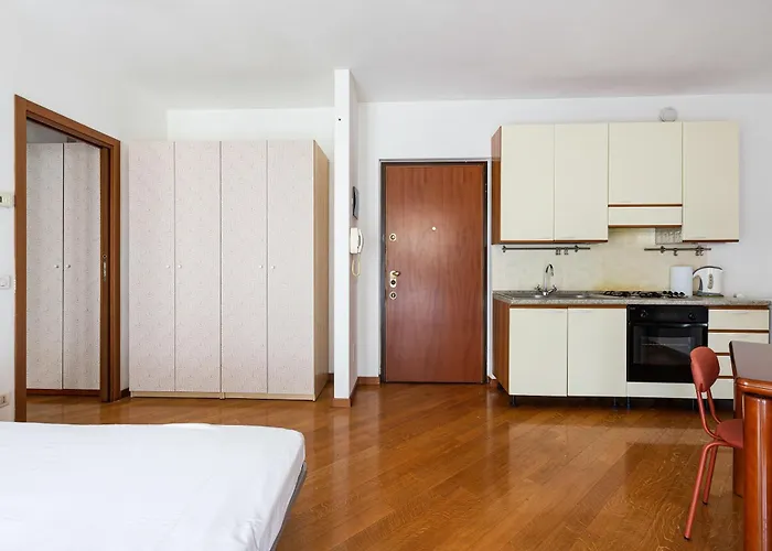 Cosy With Balcony & Private Garage * Milánó