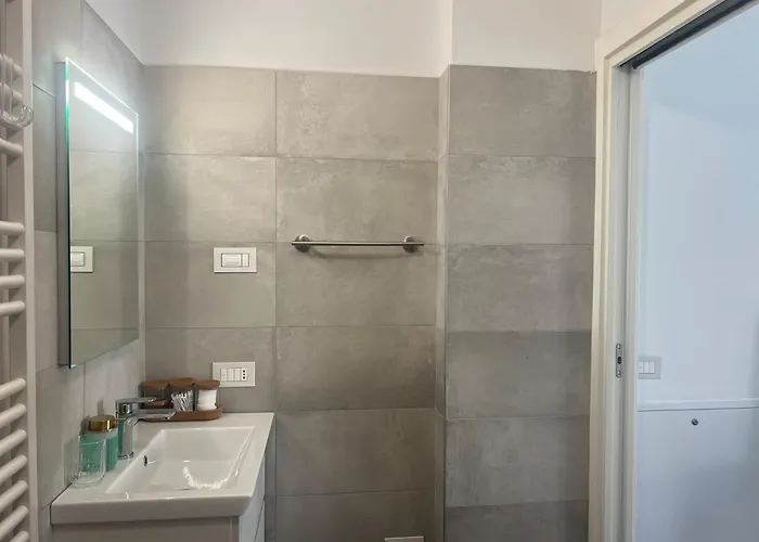Regina In Melegnano - Wifi, Breakfast Box And Terrace Apartamento