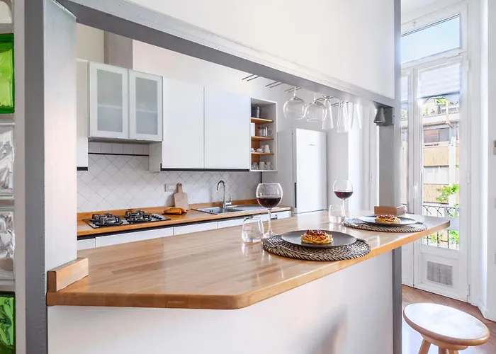 Roomy Flat With Garage - Porta Romana * Mediolan