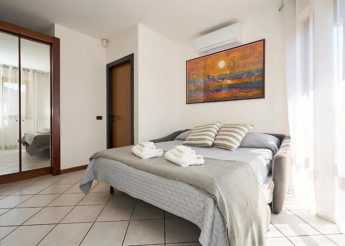 -luminosa 5 Stars With Balcony- Wifi Netflix 15 Minutes From Duomo Milano