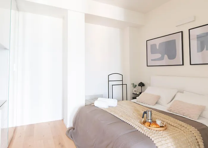 Modern & Stylish Near Isola & Station Apartment