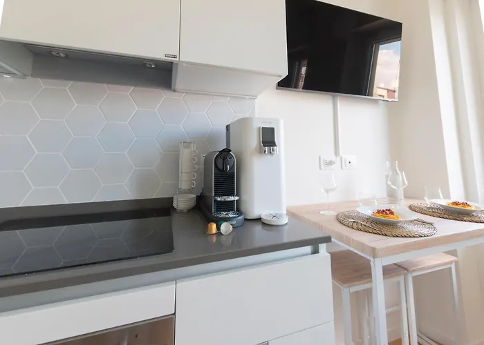 Modern & Stylish Near Isola & Station Apartment *