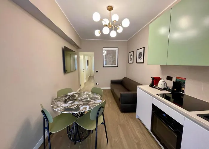 Botticelli Golden House Next To Duomo *