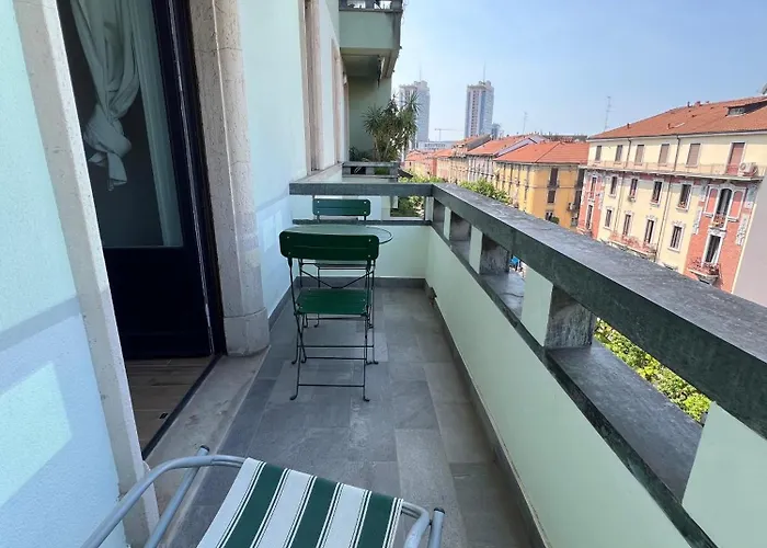 New With Balcony, Isola Bosco Verticale Milánó