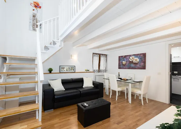 Prada Loft - Posto Auto Privato Apartmán *