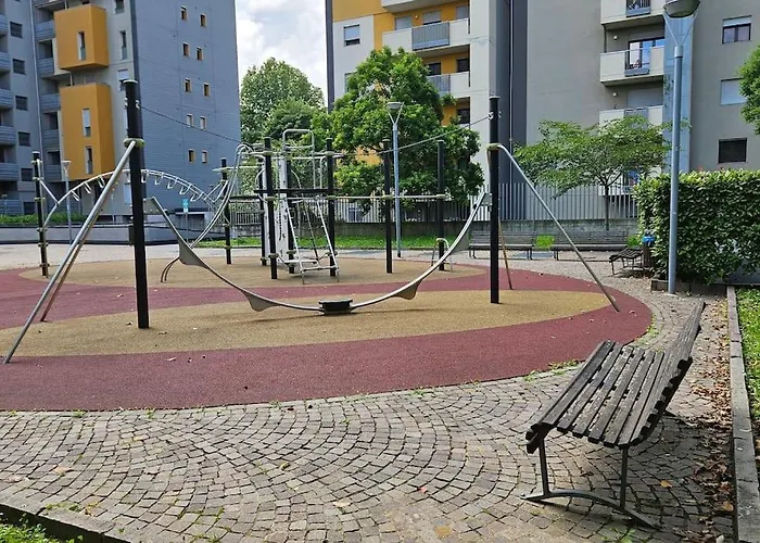 Bicocca, Free Parking, Private Garage, Metro M5 200m, Garden, Kids & Pet Friendly Apartament *