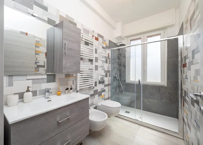 Modern 2br With Private Balcony, Steps To Metro Apartmán