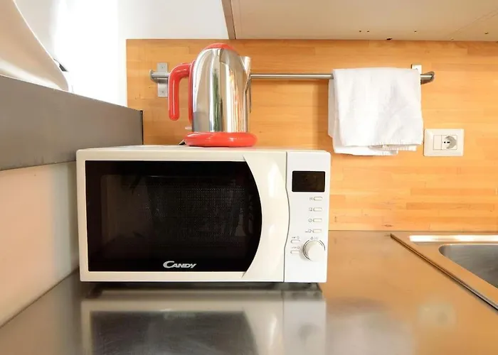 Argento, Bright Flat In The Center, 7 Guests, Parking & Wifi, Near To 3 Tram Lines And The Metro - Well Connected To Airports And To The Train Station