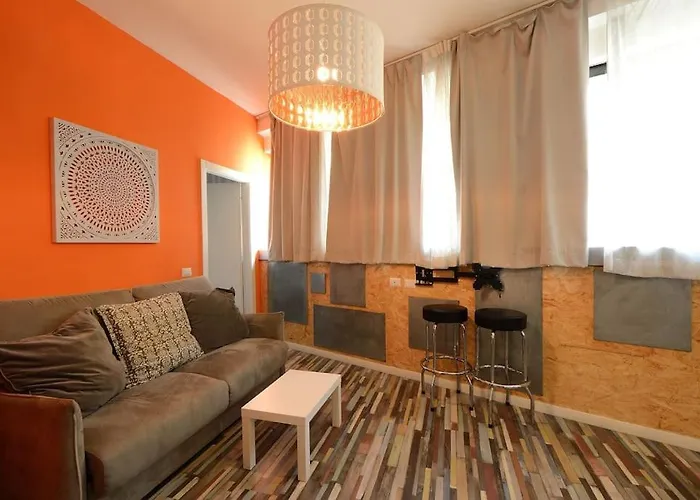 Appartamento Argento, Bright Flat In The Center, 7 Guests, Parking & Wifi, Near To 3 Tram Lines And The Metro - Well Connected To Airports And To The Train Station *