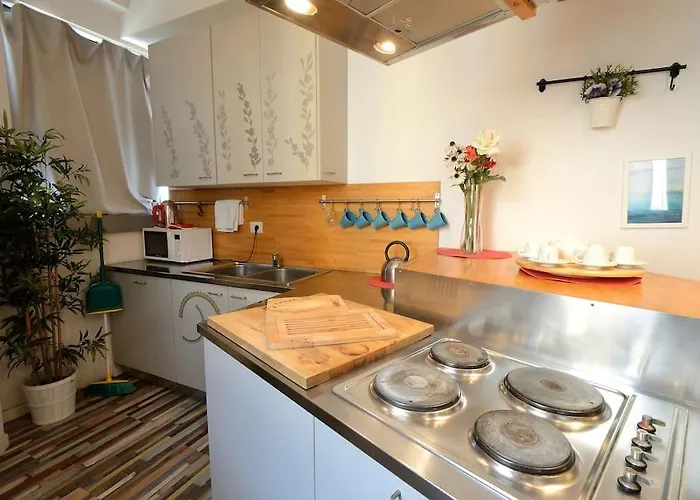 Argento, Bright Flat In The Center, 7 Guests, Parking & Wifi, Near To 3 Tram Lines And The Metro - Well Connected To Airports And To The Train Station