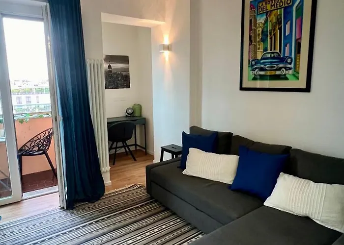 Gambara Urban Flat - Stylish And Next To Metro Apartment *