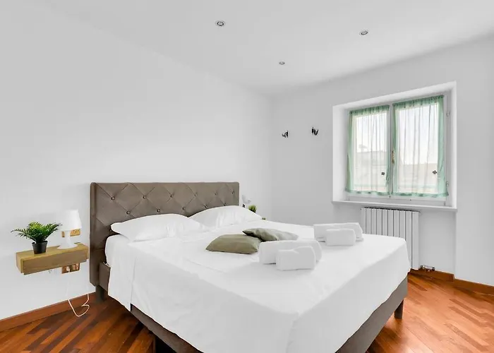 E Luminoso-4 Persone-metro M2 E Navigli *