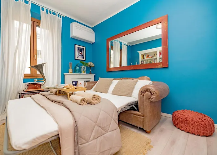 Vintage Gem - 8 Min Duomo Apartment *