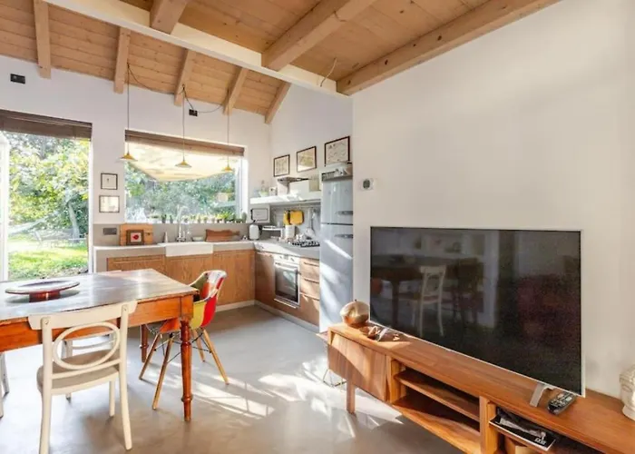 Tiny House On Water Surrounded By Greenery Appartamento