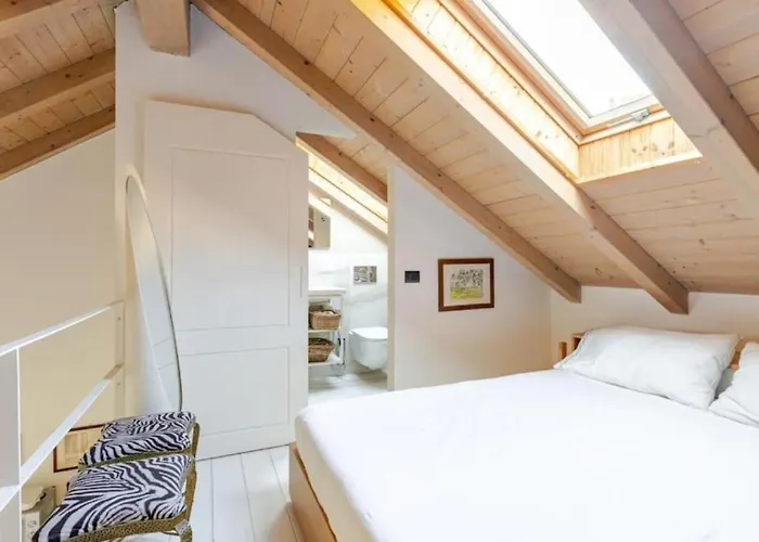 Tiny House On Water Surrounded By Greenery * Milano