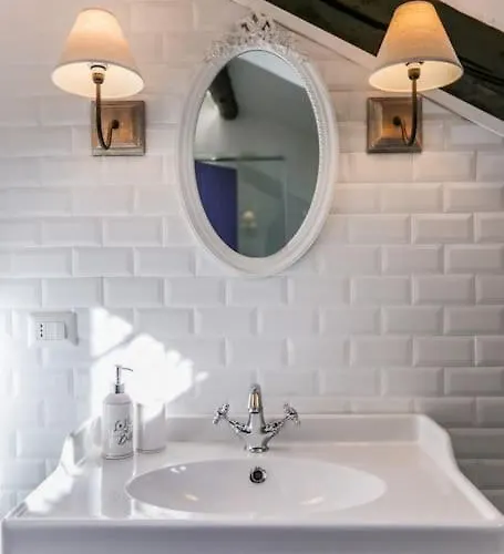Sunny 2br Penthouse Near Μιλάνο