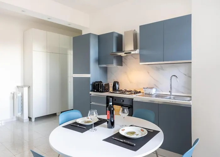 Modern With Balcony Near Centre 公寓 *