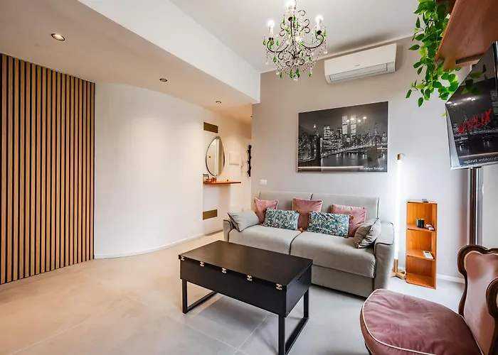 Charming Modern Near The Heart Of