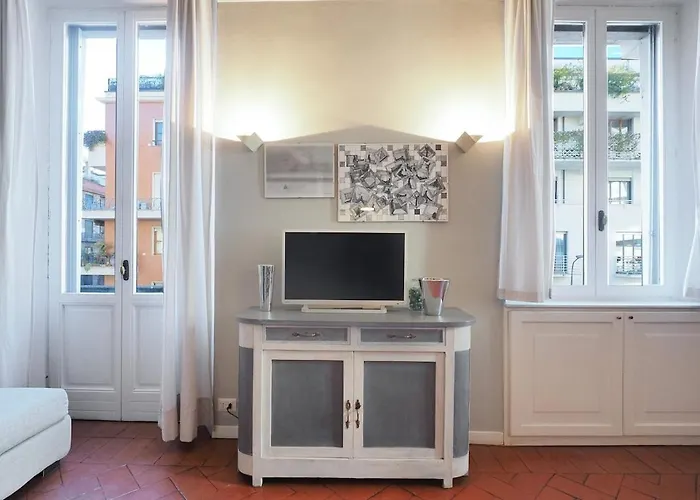 Contempora - Charming One-bedroom Retreat Steps From Life *