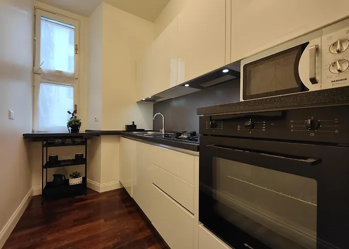 9 Guests 2 Together 2 And 3 Floor With, 4 Bedrooms, 4 Baths In Downtown With Ac, Wifi And Subway M1 M2 Airport Connected * Milán