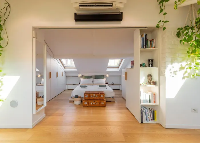 Bright Penthouse Attic In The Heart Of Apartment *