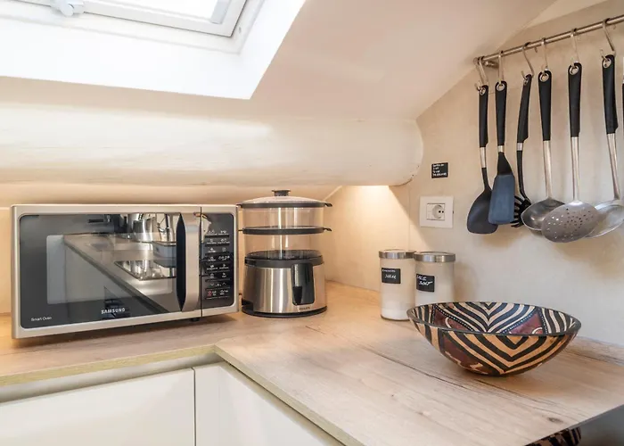 Bright Penthouse Attic In The Heart Of Apartment *