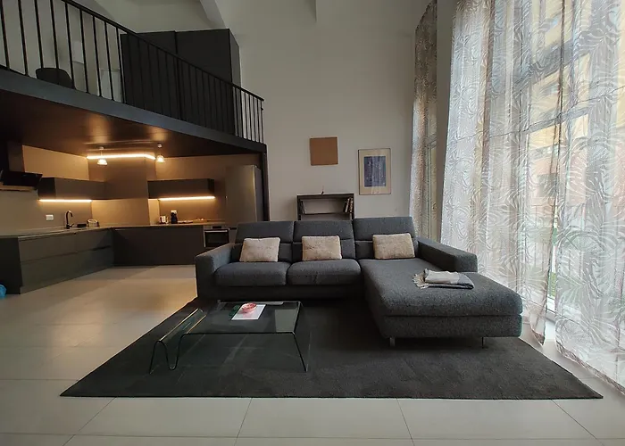 Space Loft - Close To M5 Subway - Free Parking - Sky & Netflix Tv アパート
