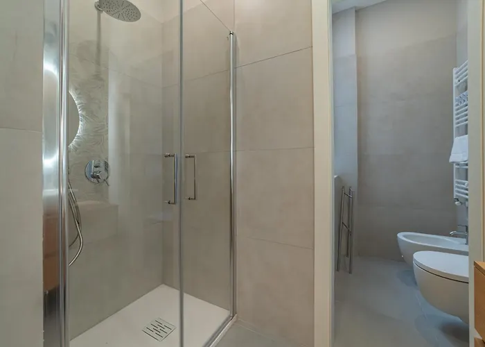 5' From Station, Elegance And Class 밀라노