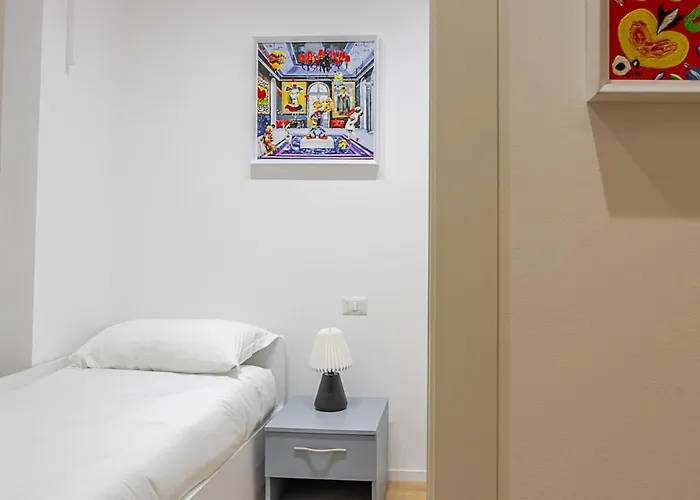 Art-filled In Centro Apartment *