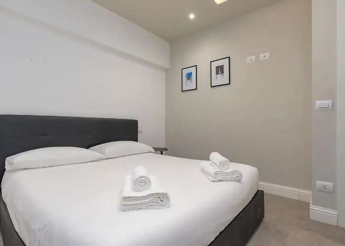 Xenia - Spacious Three-room In Moscova Area Milán