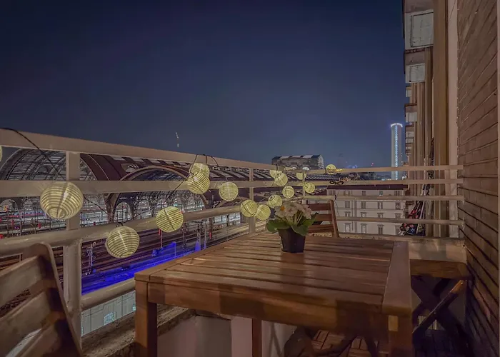 Spacious With Balcony And 2 Bathrooms By Host Hero Apartment