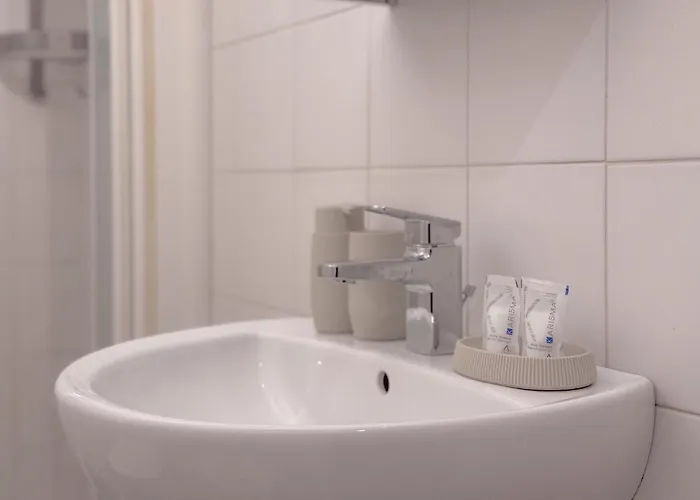 Spacious With Balcony And 2 Bathrooms By Host Hero Apartment