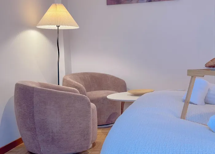 Spacious With Balcony And 2 Bathrooms By Host Hero Apartment