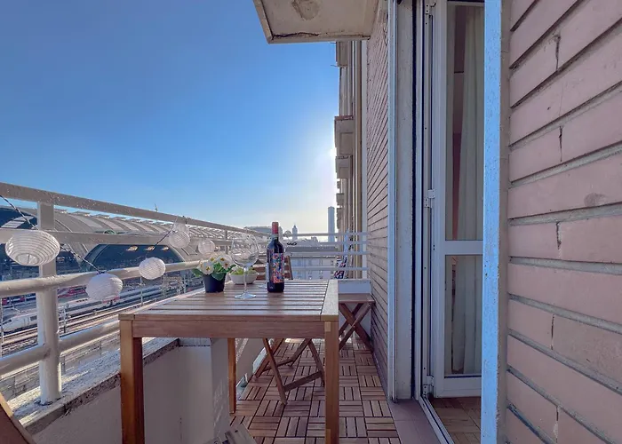 Spacious With Balcony And 2 Bathrooms By Host Hero Apartment *