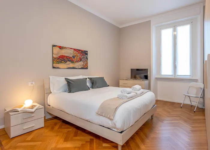 Modern For 4 In Historical Building - Duomo View Apartment