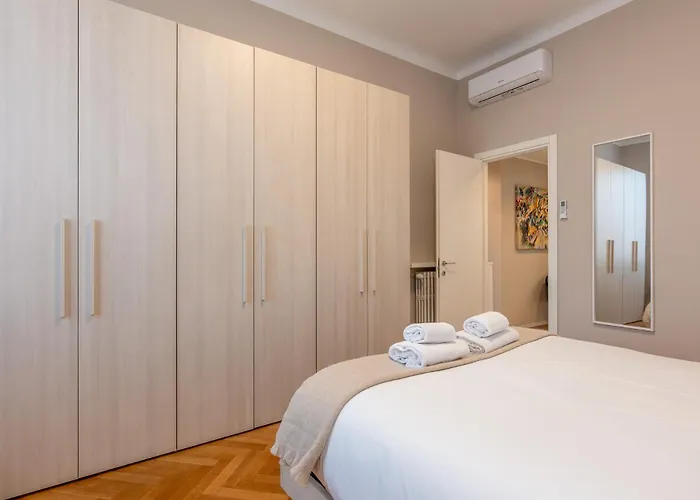 Modern For 4 In Historical Building - Duomo View Apartment