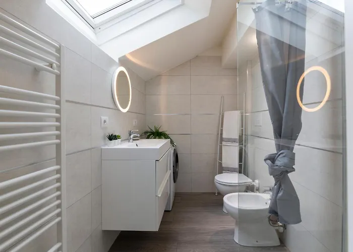 Bright Attic M4 - 2 Bedrooms