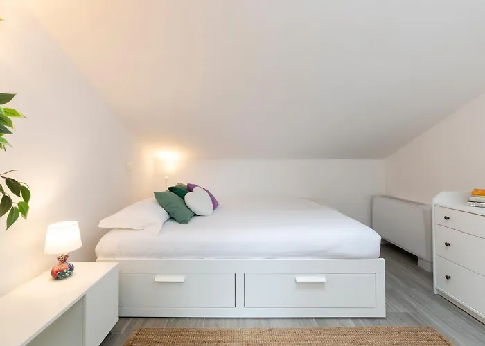 Bright Attic M4 - 2 Bedrooms *