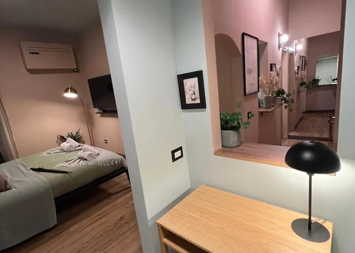 Charme And Cozy 3 Km Away From Duomo Apartment *