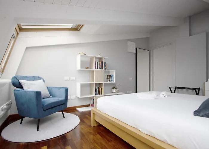 Apartment Penthouse With Patio & 2 Baths, 10 Min To Duomo Mailand