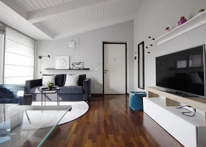 Penthouse With Patio & 2 Baths, 10 Min To Duomo Mailand