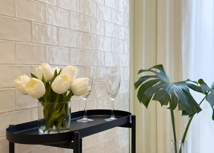 Guesthost - Brera Exclusive And