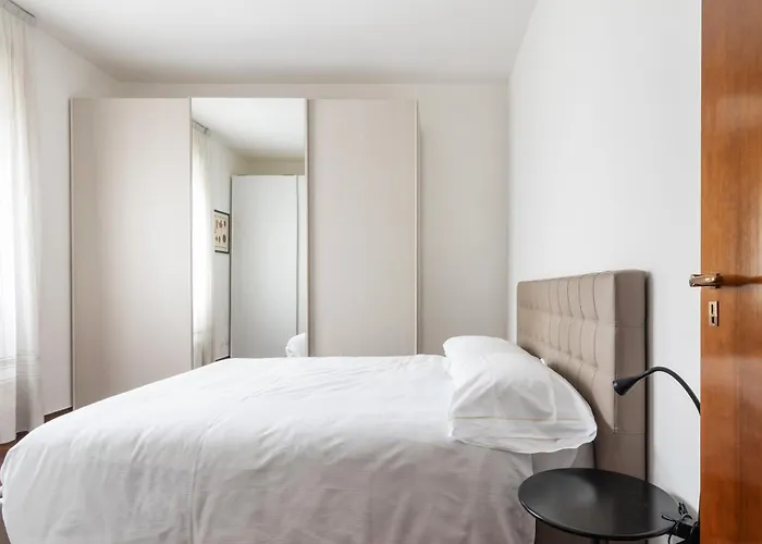 Wonderful Three-room Just Few Minutes Away From Mm Tricolore * 밀라노