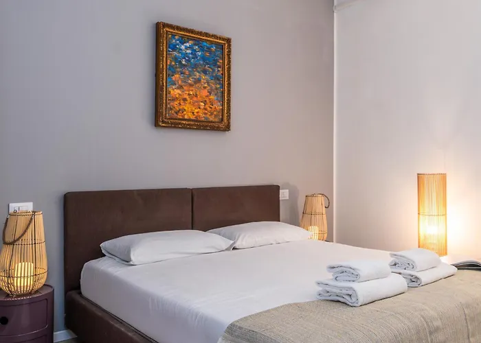 Elegant And Stylish Design In Brera Near The Metro Милан