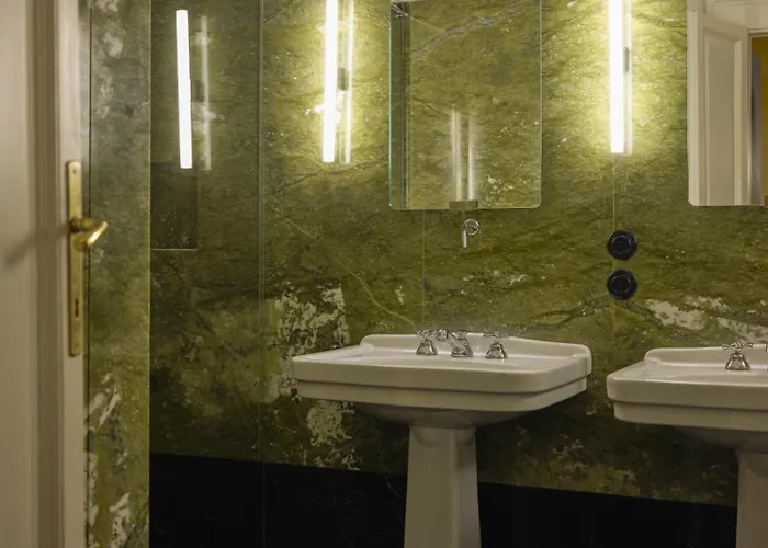 Elegant 1920s Apartment, Refined & Lejlighed