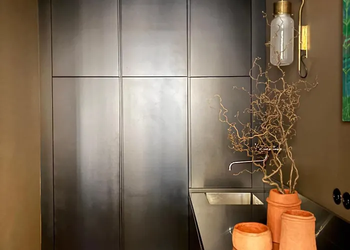Elegant 1920s Apartment, Refined & Apartman