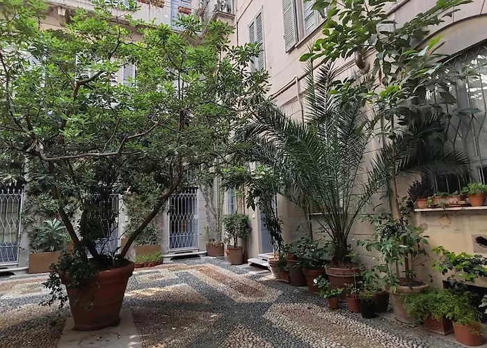 Secret Courtyard Apartment *