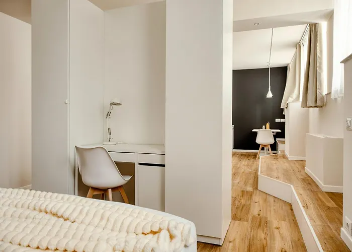 Hostmate - - Imperia's Warm - Romolo Iulm Apartment